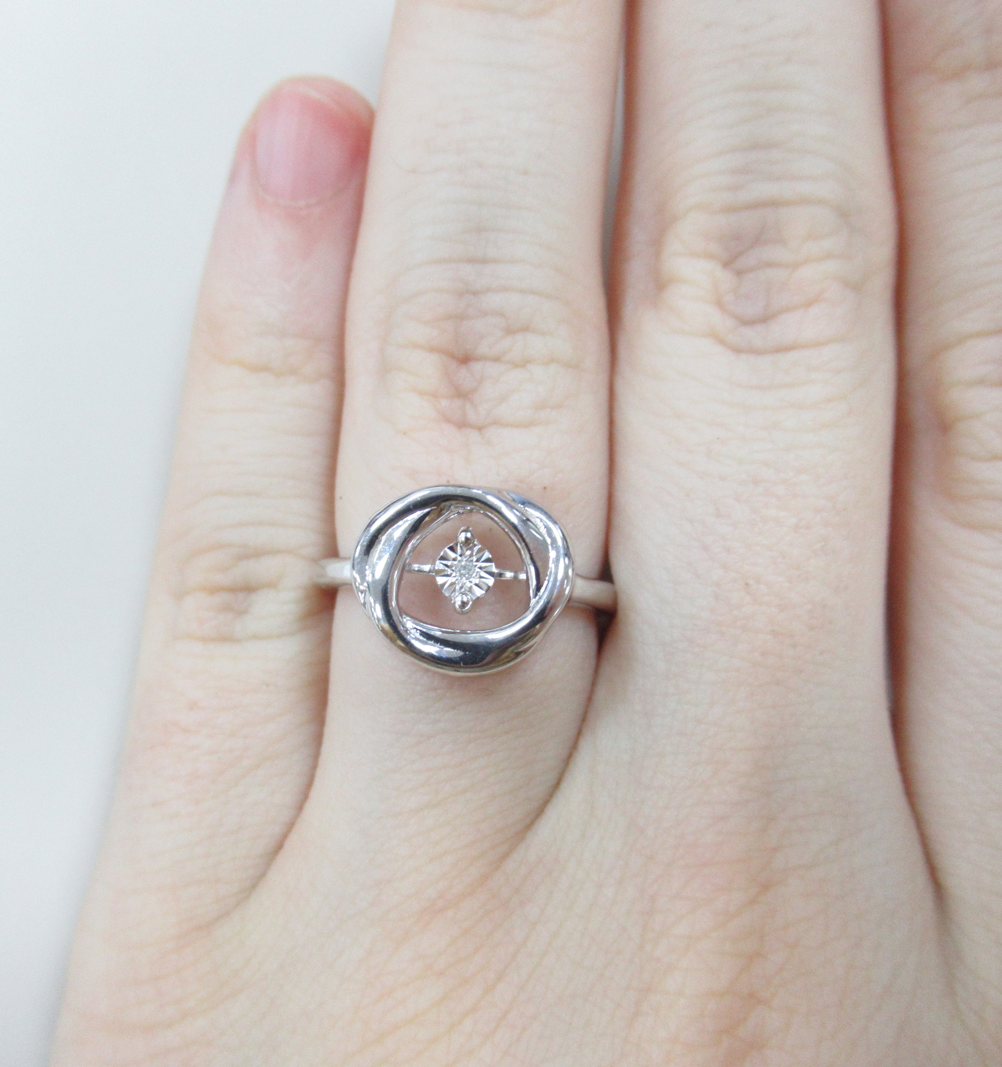 Серебряное кольцо с бриллиантом "Танцующий камень"